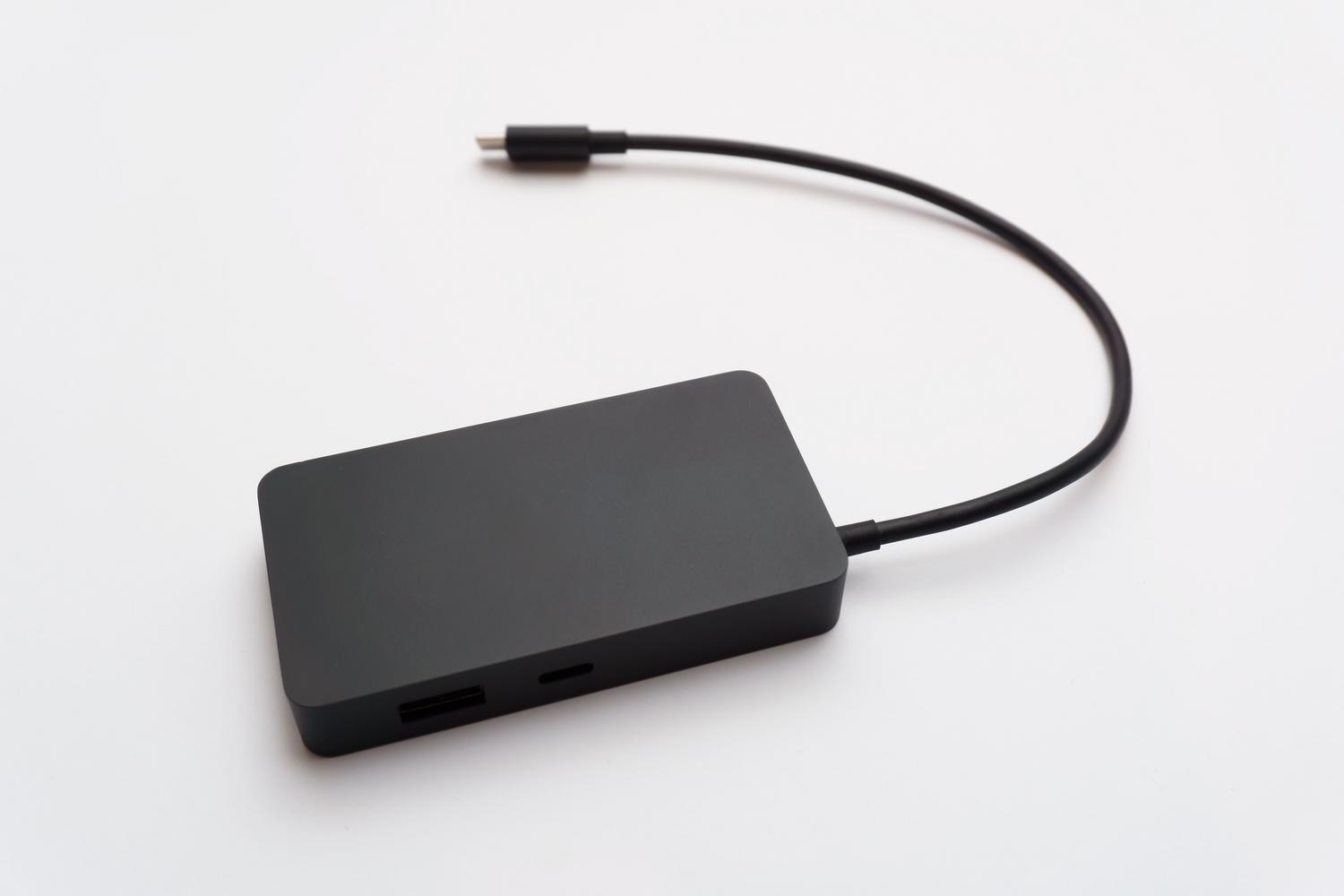 Disco duro externo portátil conectado mediante un cable USB-C para transferencia de datos.
