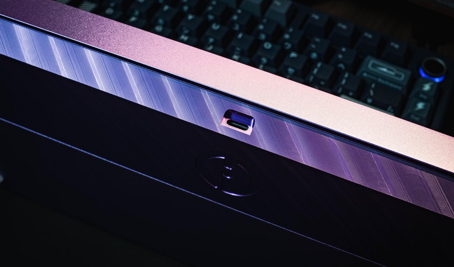 Detalle del puerto USB-C en la parte trasera de un monitor moderno para salida de vídeo. Detalle del puerto USB-C en la parte trasera de un monitor moderno para salida de vídeo.