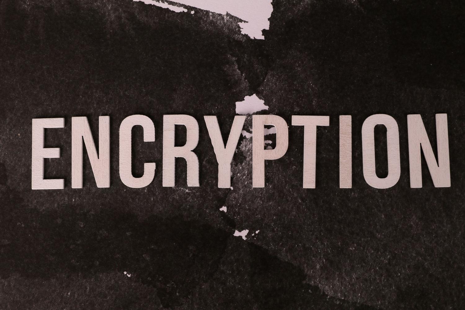 Konseptwal na imahe na may salitang ENCRYPTION sa mga puting letra sa isang madilim na background, na sumisimbolo sa AES-256 encryption.
