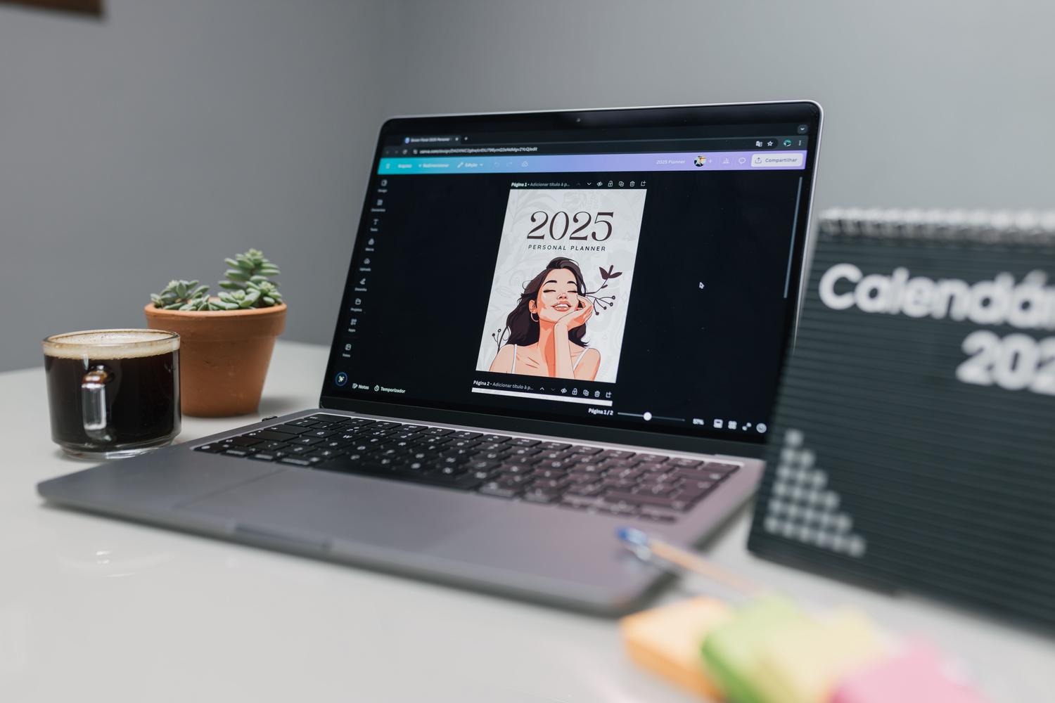 Ordenador portátil mostrando un planificador personal digital 2025 en un espacio de trabajo moderno y luminoso. Ordenador portátil mostrando un planificador personal digital 2025 en un espacio de trabajo moderno y luminoso.