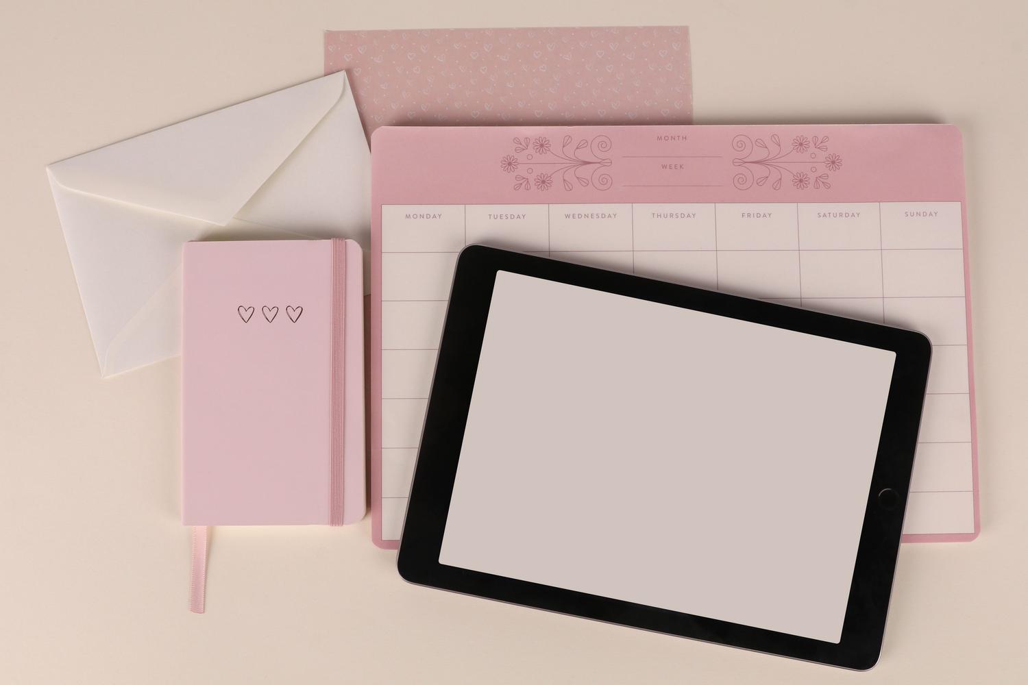 Composición cenital estética de una tablet sobre un planificador de papel rosa, destacando la transición a lo digital. Composición cenital estética de una tablet sobre un planificador de papel rosa, destacando la transición a lo digital.