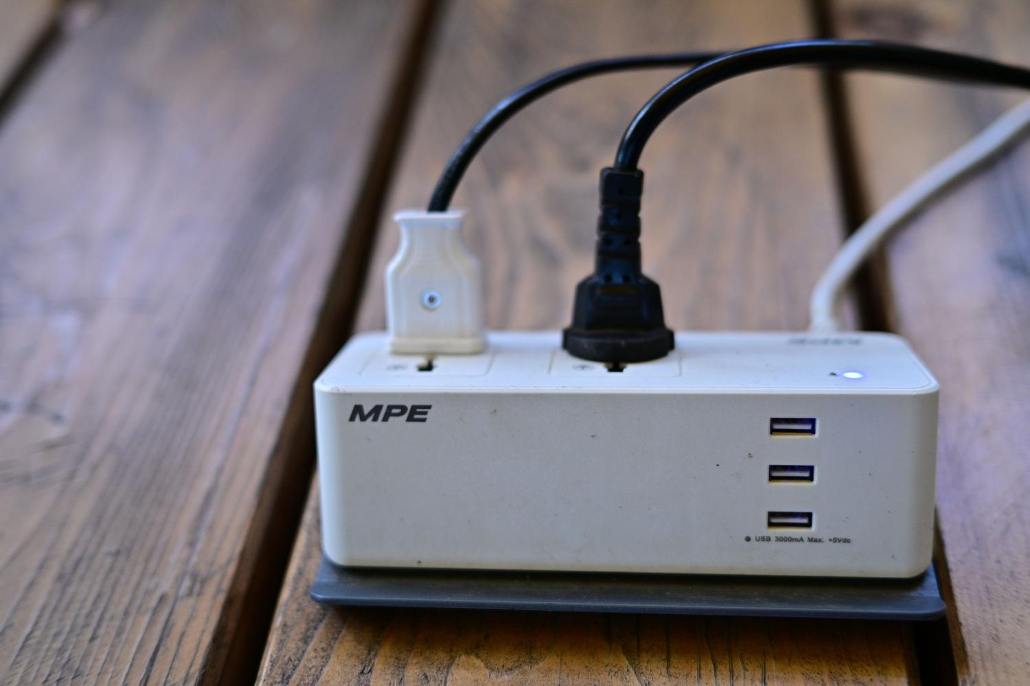 Regleta con puertos USB y cables conectados, ilustrando la protección eléctrica de los dispositivos. Regleta con puertos USB y cables conectados, ilustrando la protección eléctrica de los dispositivos.