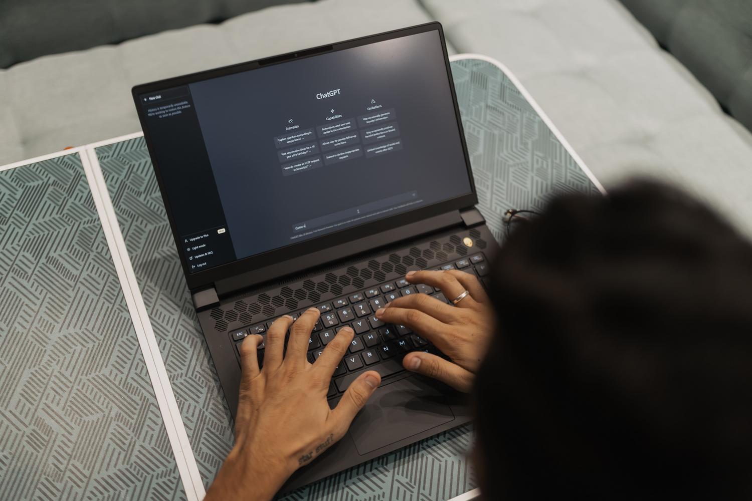 Primer plano de manos configurando los ajustes de ChatGPT en la pantalla de un ordenador portátil.