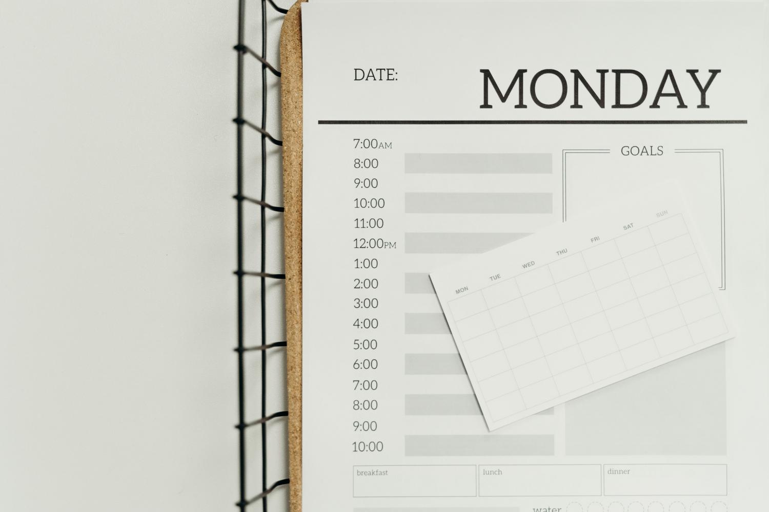 Vista superior de un planificador diario minimalista para la organización de tareas y gestión del tiempo.