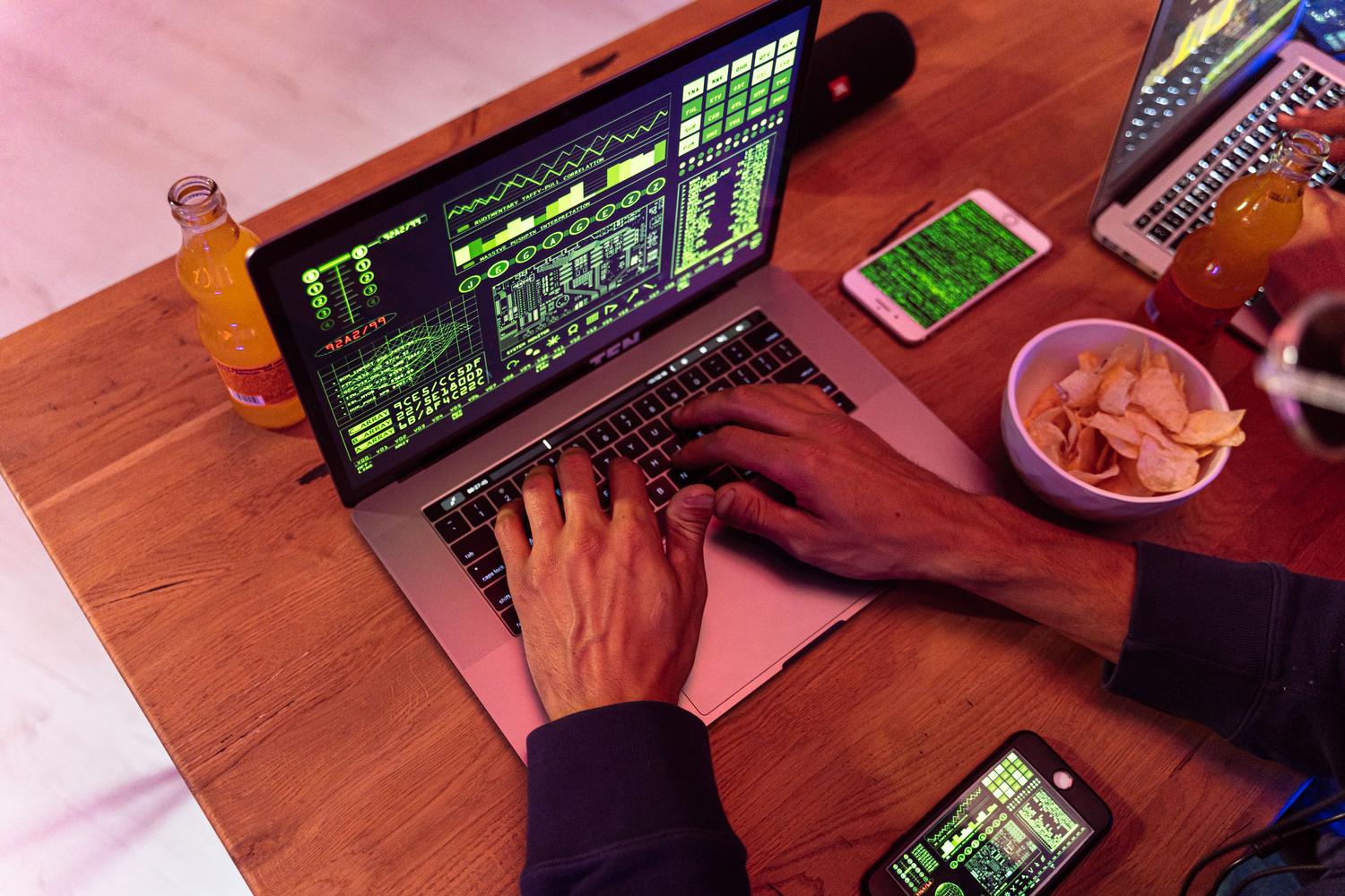 Manos escribiendo en un teclado de portátil, ilustrando la aplicación de soluciones técnicas y comandos