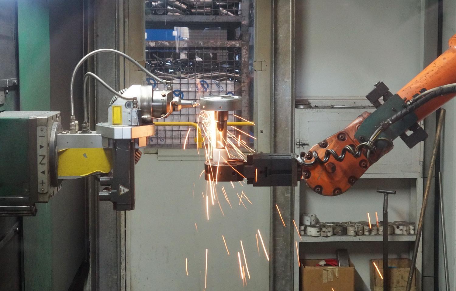 Brazo robótico industrial realizando soldadura con precisión, representando la capacidad de ejecutar tareas peligrosas. Brazo robótico industrial realizando soldadura con precisión, representando la capacidad de ejecutar tareas peligrosas.