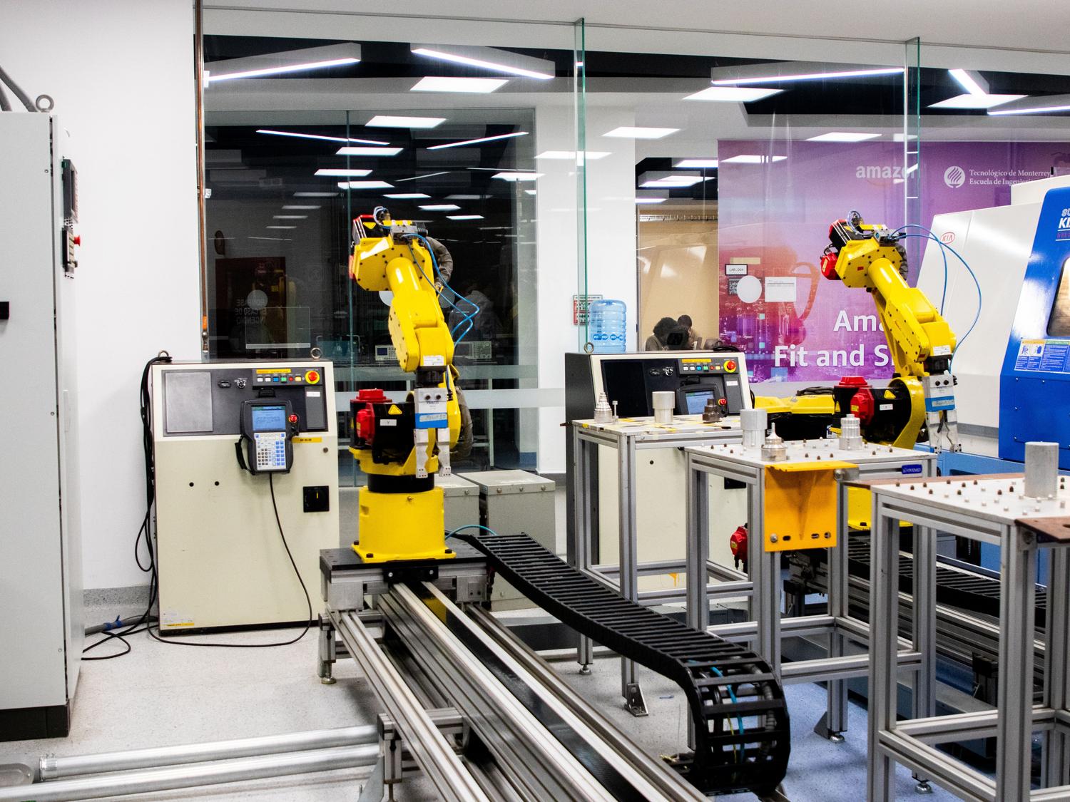 Sistema de control industrial con brazos robóticos, mostrando la conectividad e integración de la Industria 4.0. Sistema de control industrial con brazos robóticos, mostrando la conectividad e integración de la Industria 4.0.