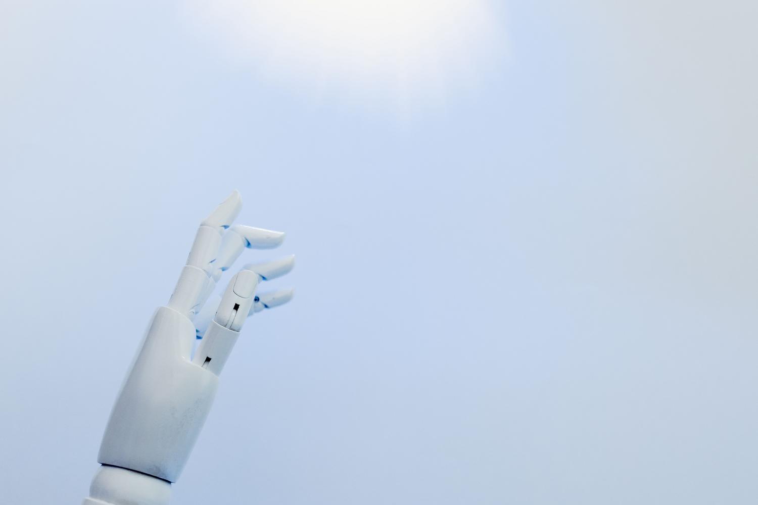 Mano robótica conceptual alcanzando una luz, simbolizando la transición hacia la automatización inteligente y la IA. Mano robótica conceptual alcanzando una luz, simbolizando la transición hacia la automatización inteligente y la IA.