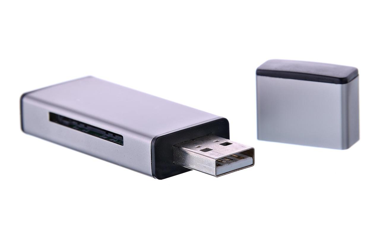 USB booteable para Linux Mint Memoria USB flash blanca sobre fondo neutro, herramienta esencial para crear un USB booteable de Linux Mint.