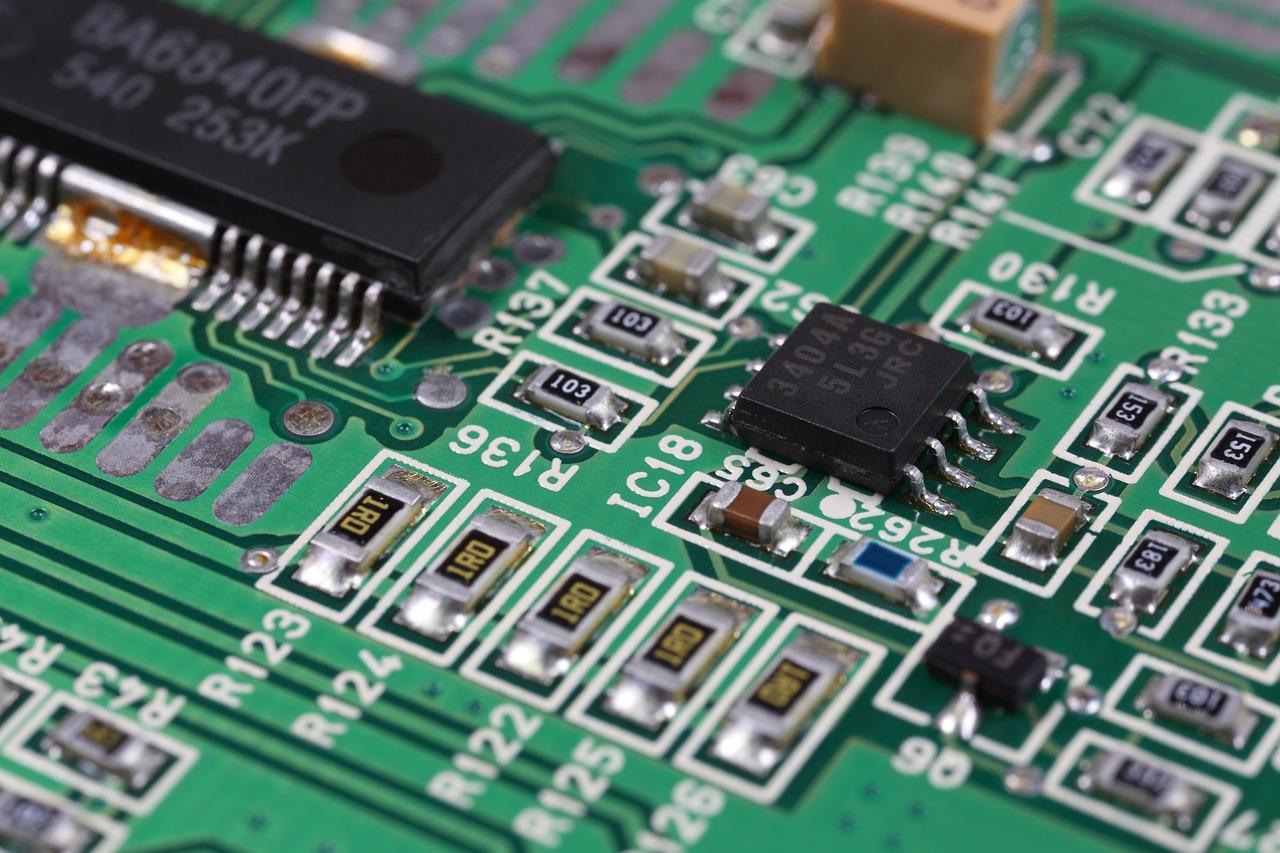 Optimización de hardware en Linux Mint Detalle de una placa base de ordenador, relacionando la optimización de hardware y controladores en Linux.