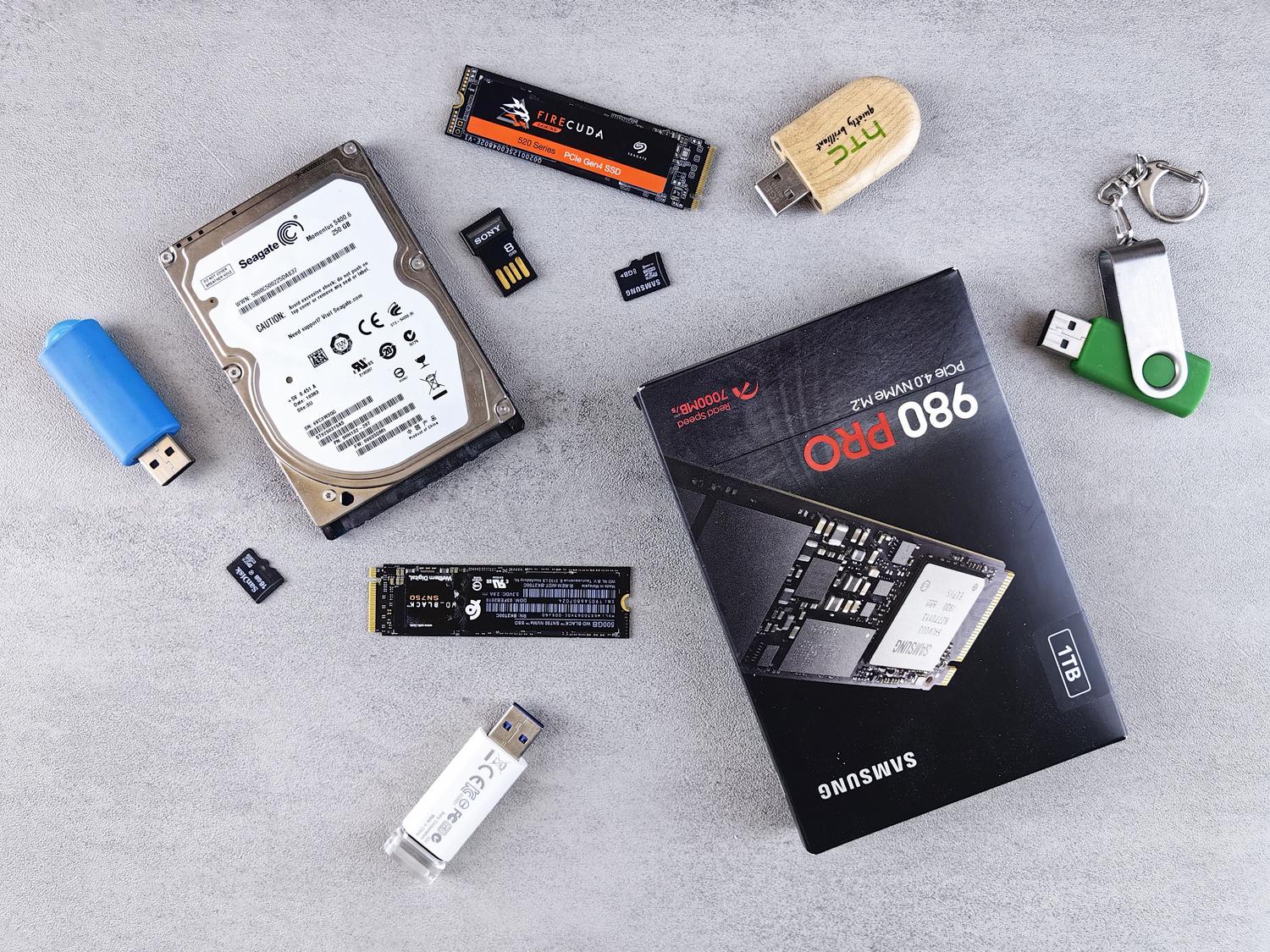 Colección de diversos dispositivos de almacenamiento incluyendo discos HDD, SSD M.2 y memorias USB sobre un fondo neutro. Colección de diversos dispositivos de almacenamiento incluyendo discos HDD, SSD M.2 y memorias USB sobre un fondo neutro.