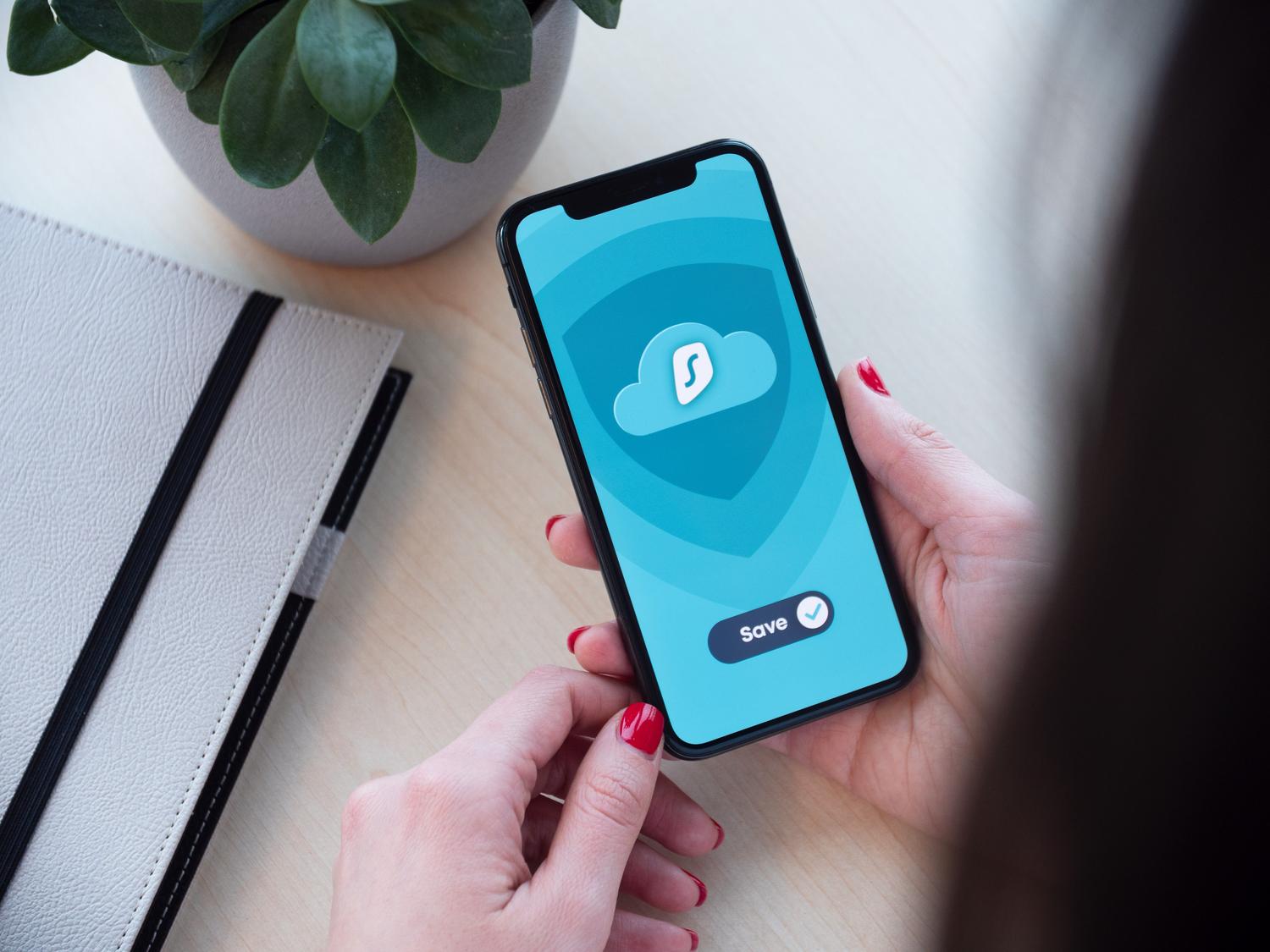 Persona utilizando un smartphone para configurar ajustes de seguridad y protección de datos.