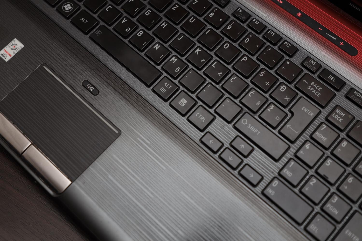 Tampilan atas keyboard dan touchpad laptop modern, yang mewakili konfigurasi sistem. Tampilan atas keyboard dan touchpad laptop modern, yang mewakili konfigurasi sistem.