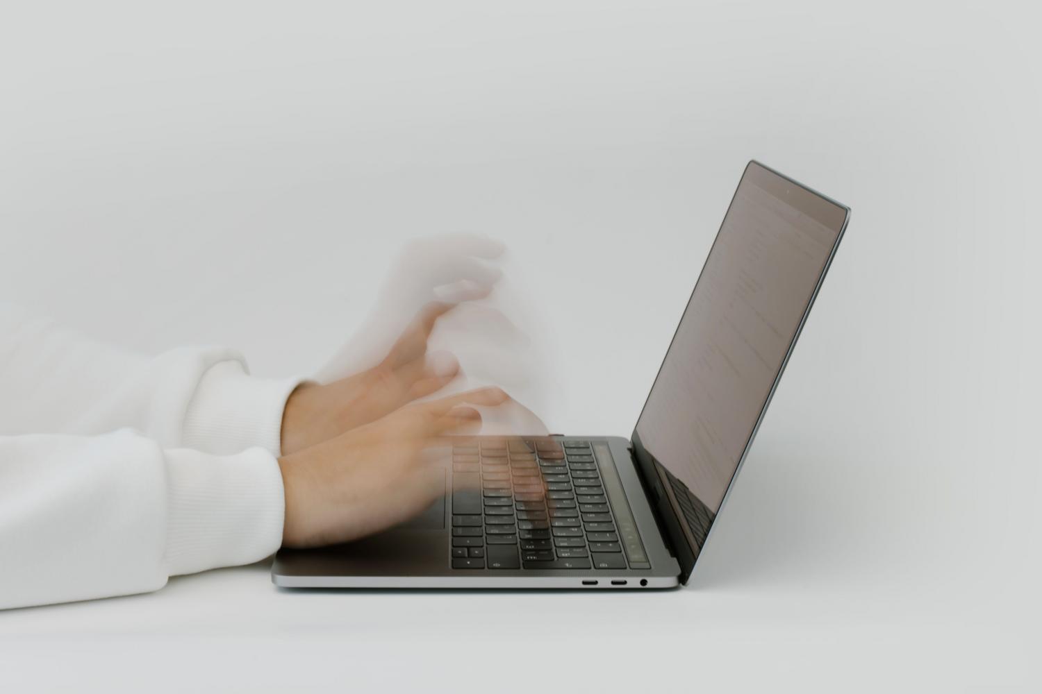 Manos escribiendo rápidamente en un teclado de portátil, sugiriendo la recuperación de la velocidad y fluidez de navegación.