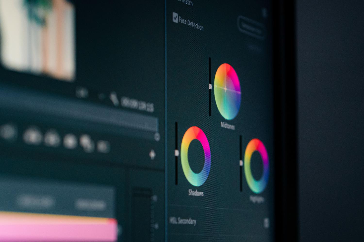 Detalle de ruedas de graduación de color en un monitor, representando la parte técnica de la reconstrucción y ajuste de color de las imágenes.