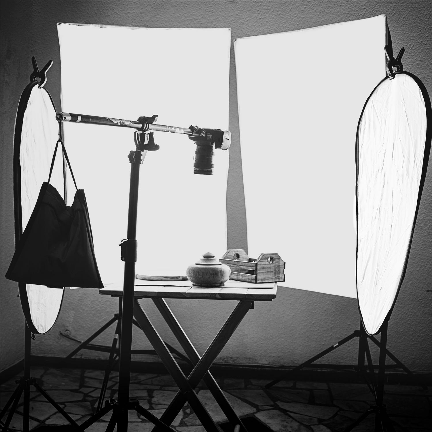 Equipamiento de un estudio fotográfico profesional con luces y trípode, representando la creación de fondos de estudio para productos. Equipamiento de un estudio fotográfico profesional con luces y trípode, representando la creación de fondos de estudio para productos.