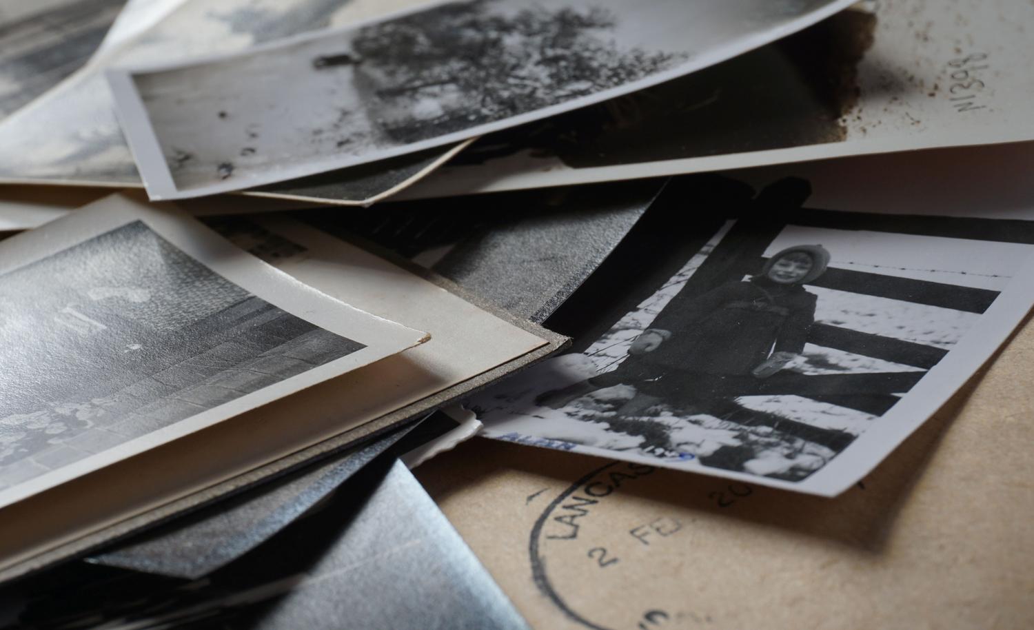 Colección de fotografías antiguas en blanco y negro sobre madera, perfecta para ilustrar la sección de restauración de fotos viejas. Colección de fotografías antiguas en blanco y negro sobre madera, perfecta para ilustrar la sección de restauración de fotos viejas.