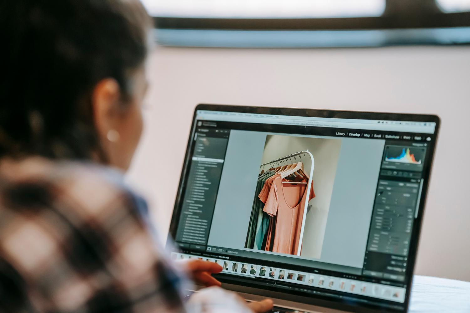 Persona retocando fotografías en un ordenador portátil desde casa, ilustrando la democratización de la edición visual. Persona retocando fotografías en un ordenador portátil desde casa, ilustrando la democratización de la edición visual.