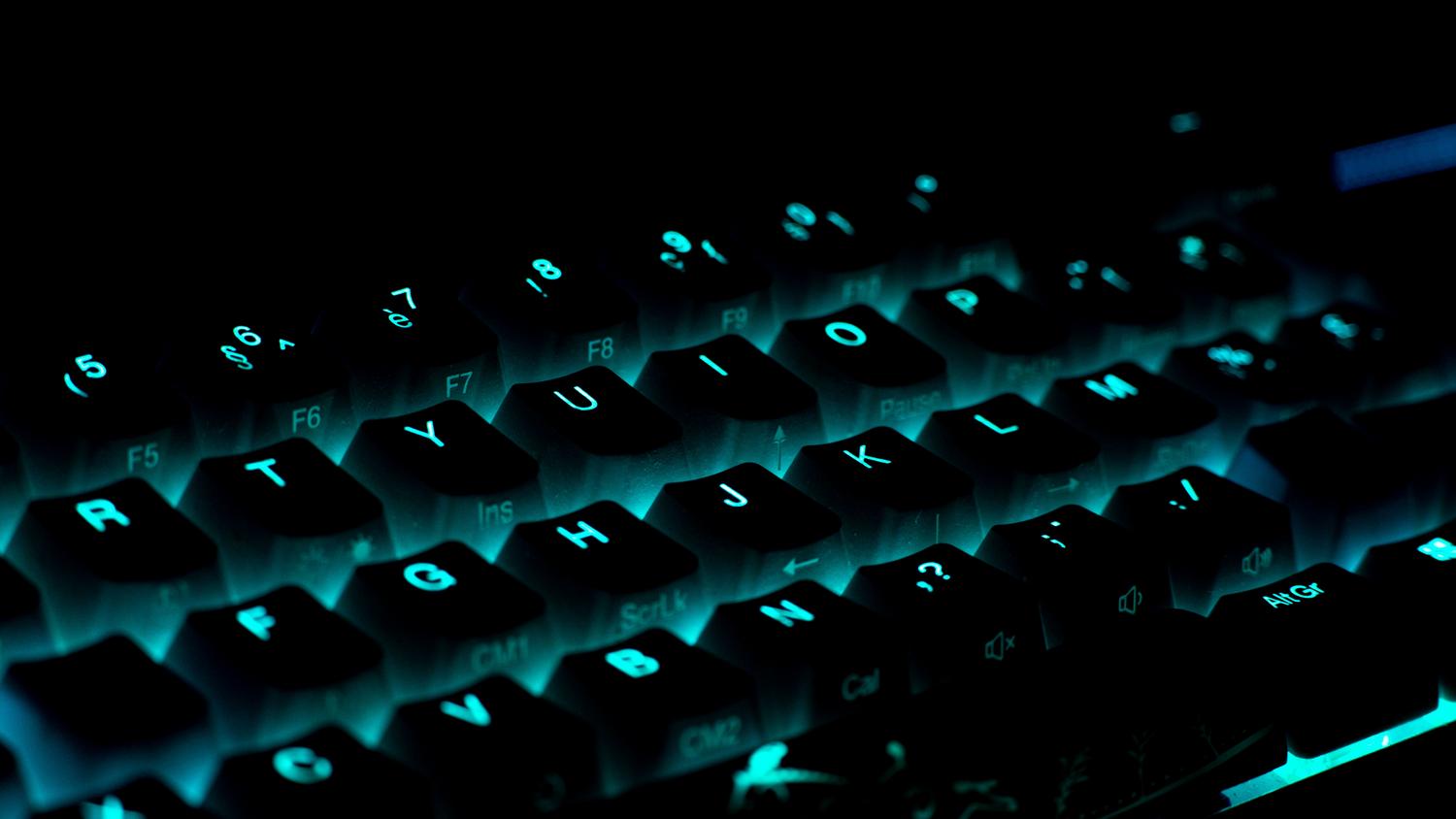 Teclado gaming iluminado en la oscuridad, ilustrando la sección de gaming y la compatibilidad de Proton.