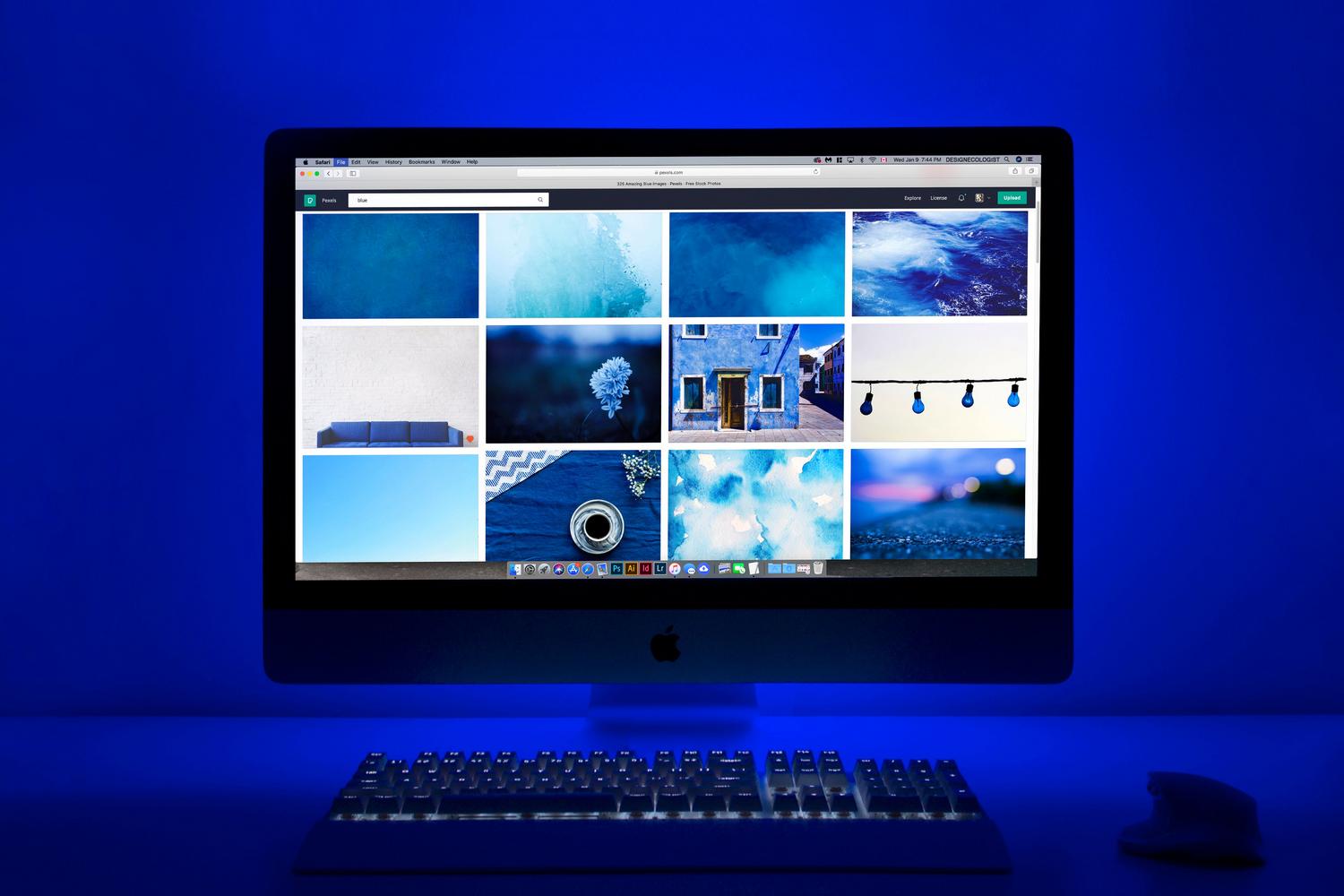 Pantalla de ordenador mostrando una galería de imágenes, ilustrando el problema habitual de tener fotografías duplicadas.