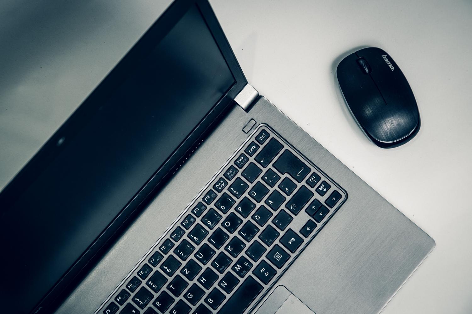 Portátil moderno en un escritorio limpio, representando un entorno de navegación web fluido y optimizado.