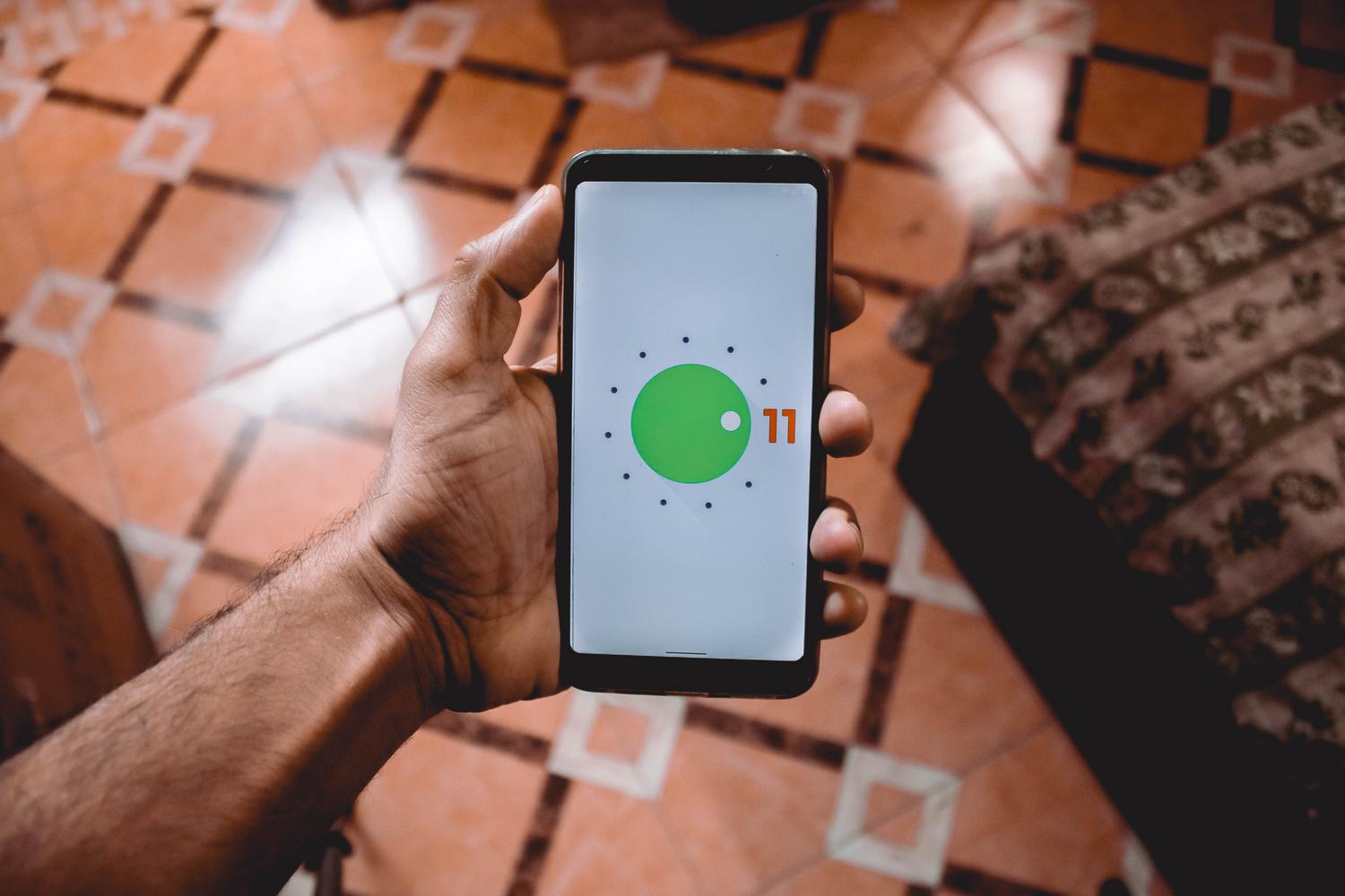 Mà sostenint un dispositiu Android amb la interfície dusuari visible, il·lustrant lexperiència general de gestionar aplicacions fora de la botiga oficial.