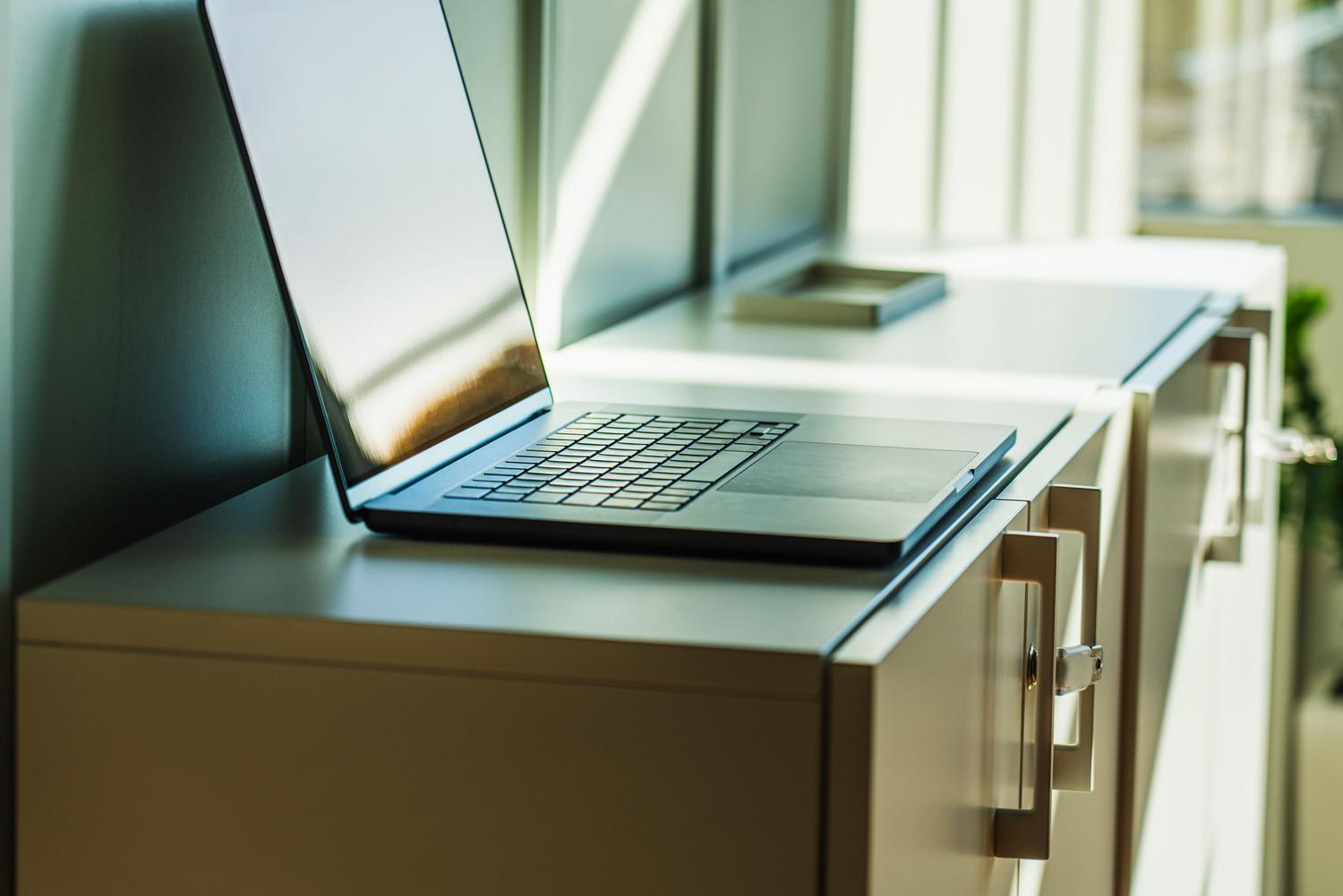 Laptop moderno en un escritorio limpio y luminoso, simbolizando la organización y limpieza del sistema Windows 11