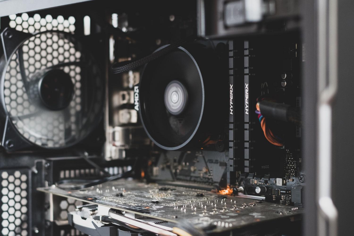 Detalle de los componentes internos de un ordenador, mostrando la memoria RAM y el ventilador de la CPU, adecuado para la sección de benchmarks de procesador.