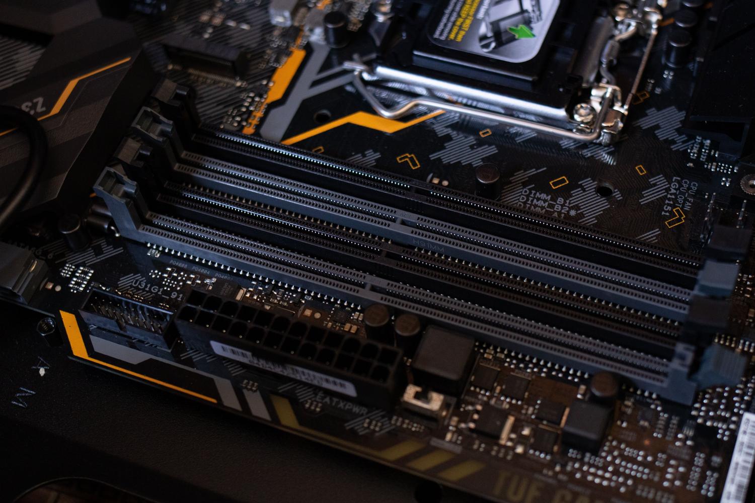 Vista detallada de los slots DIMM de una placa base para la instalación de memoria RAM