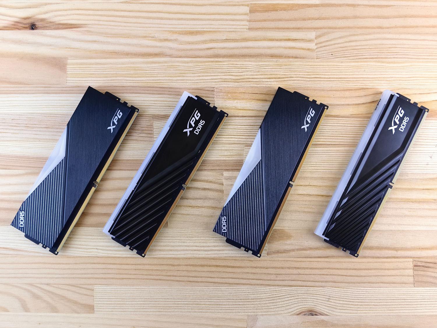 Módulos de memoria RAM DDR5 de alto rendimiento sobre una superficie de madera