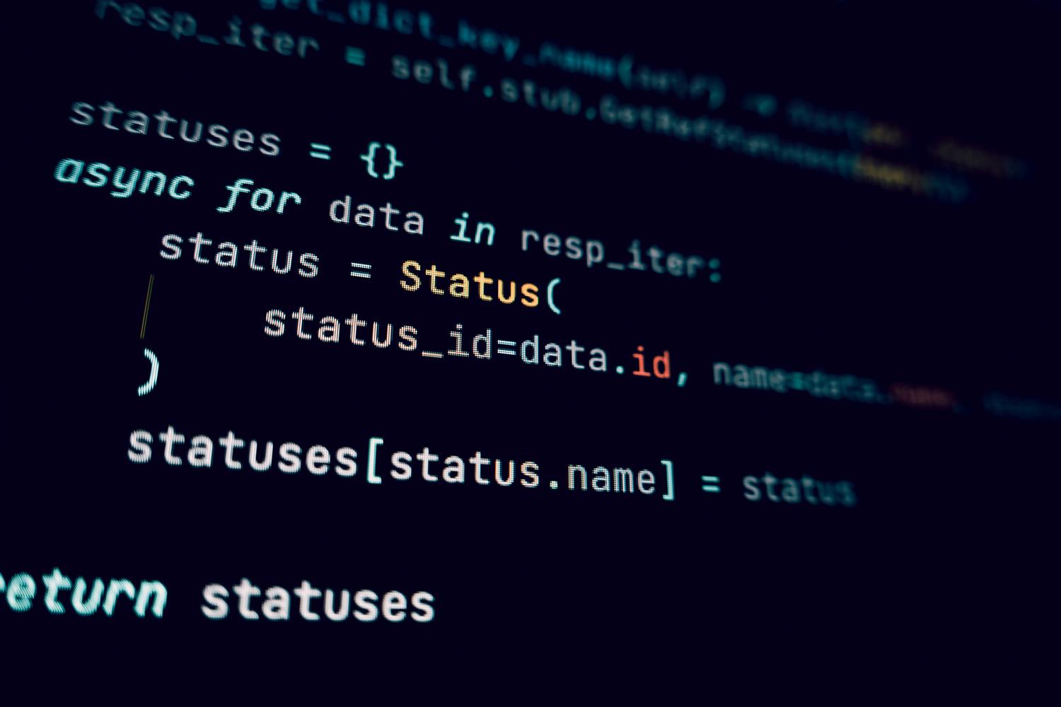 Pantalla de ordenador con líneas de código en modo oscuro, simbolizando la ejecución de comandos técnicos y el uso de herramientas como ViveTool.