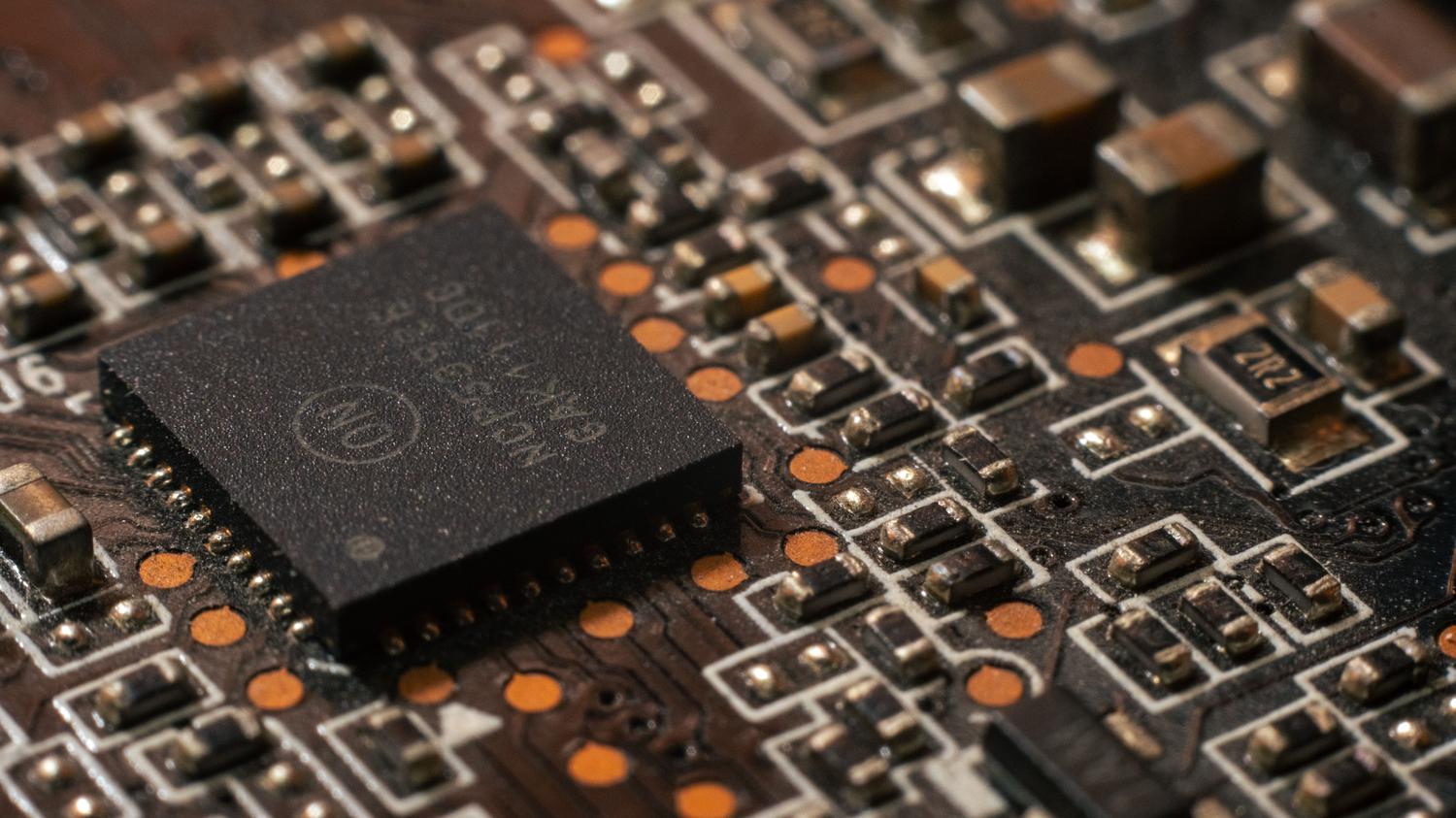 Detalle macro de una placa de circuito impreso, ideal para ilustrar la tecnología de los microprocesadores NPU en los Copilot+ PC.