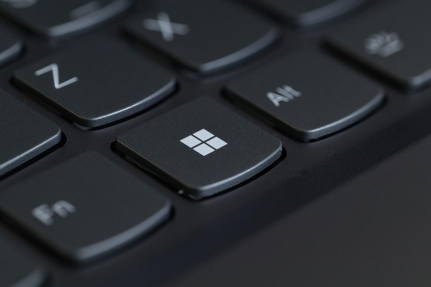 Primer plano detallado de la tecla Windows en un teclado de ordenador, identificando el sistema operativo.