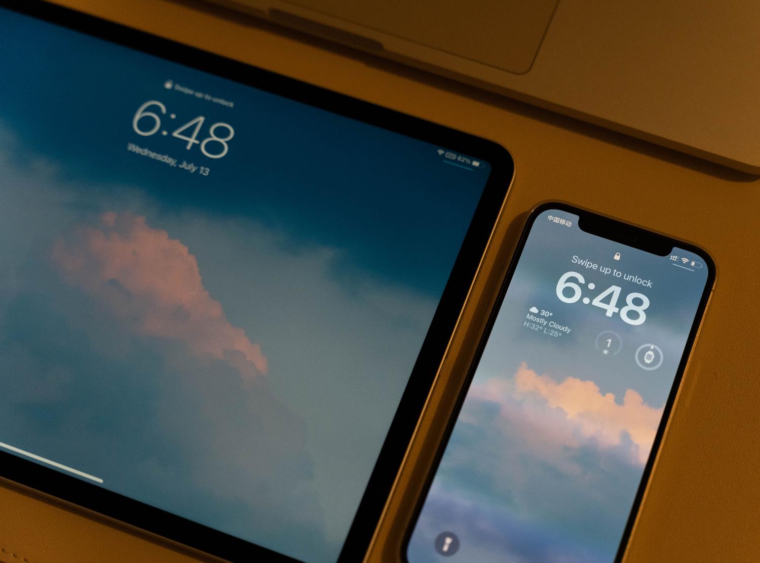 Dispositivos móviles con fondos de pantalla temáticos de nube, representando el proceso de copia de seguridad y restauración en Google Drive.