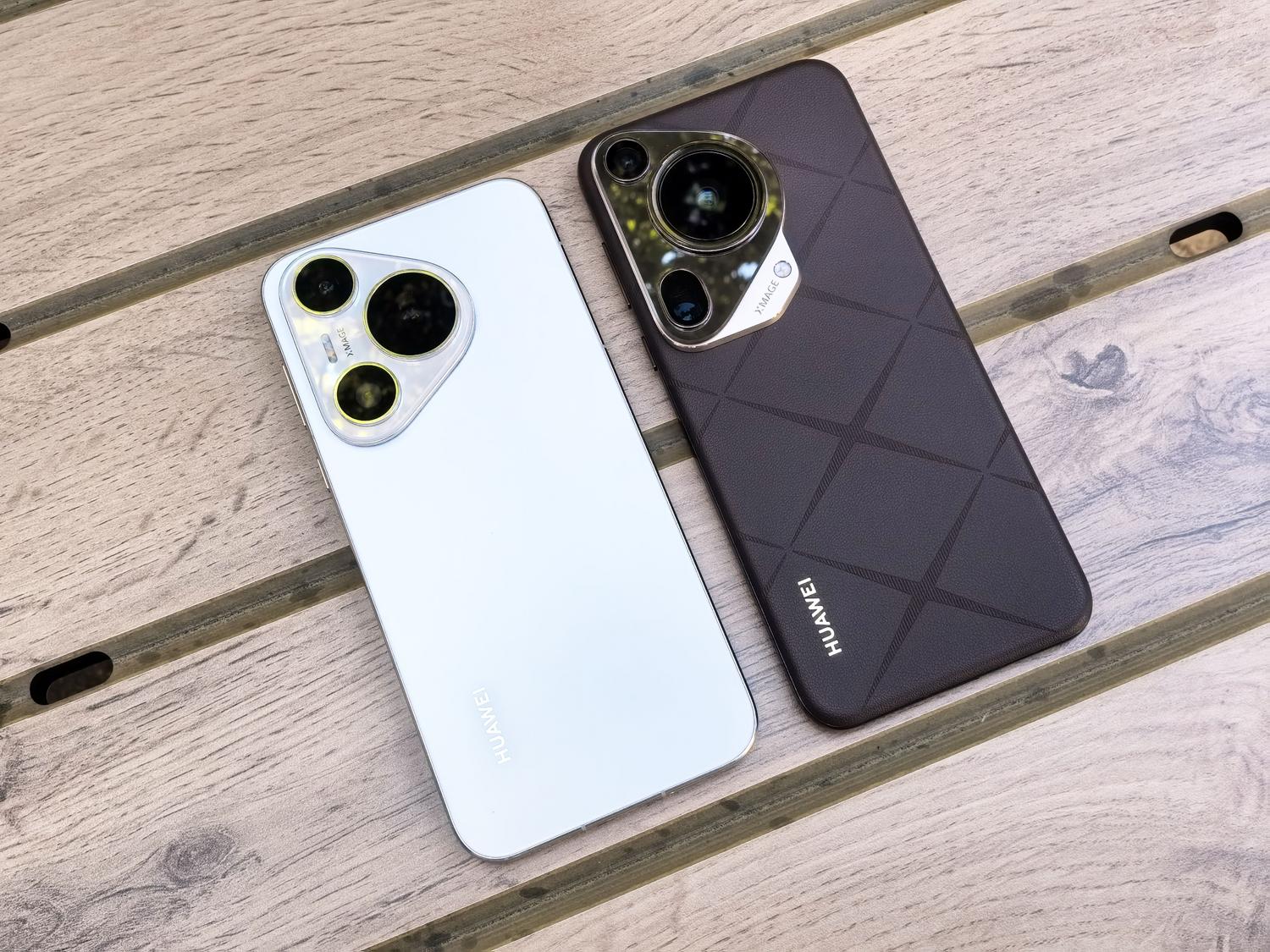 Dos smartphones modernos sobre una mesa de madera, ideal para ilustrar la vinculación de dispositivos.