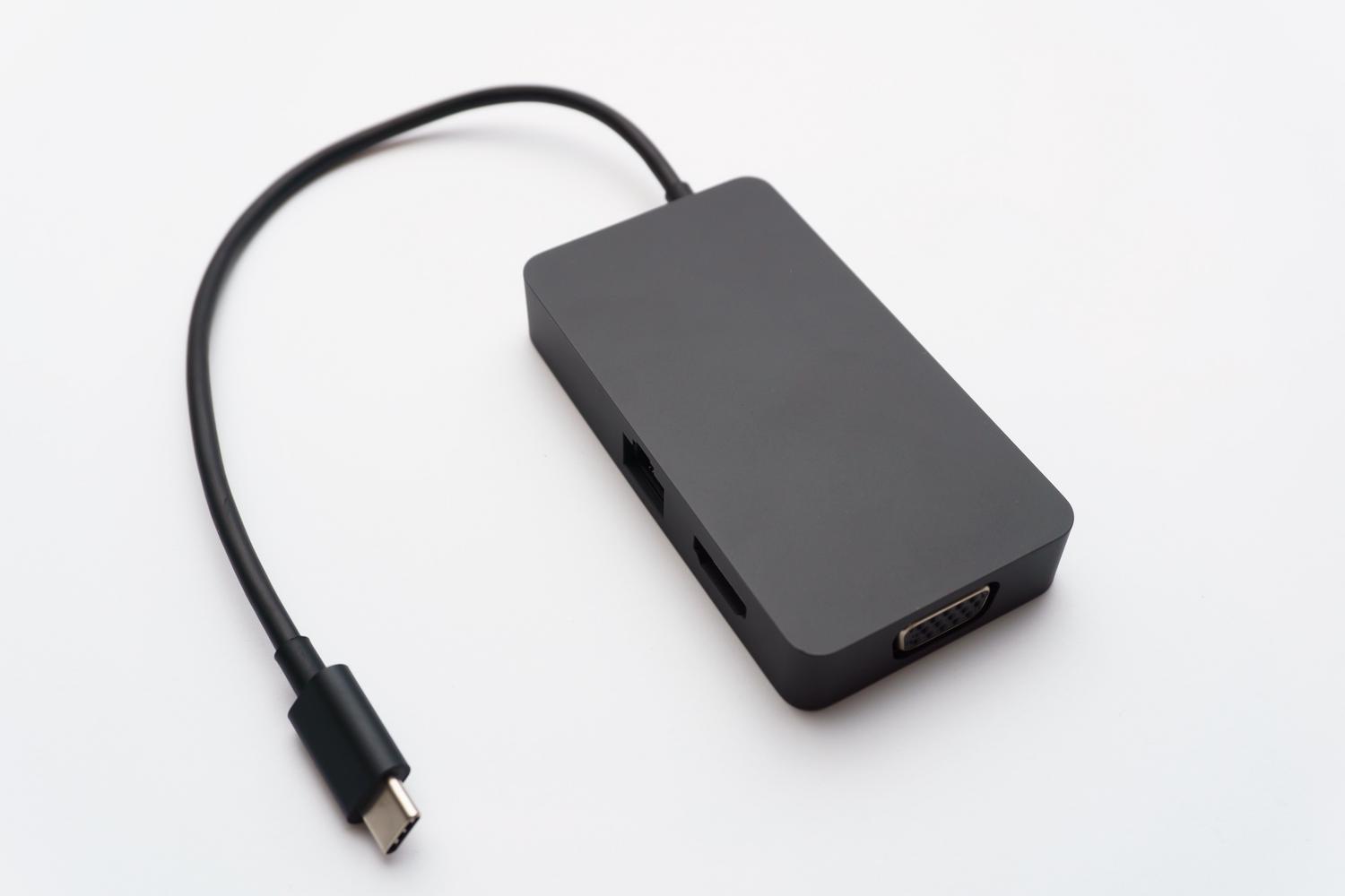 Adaptador USB-C con puerto HDMI y otros conectores sobre fondo blanco, ideal para ilustrar el cable OTG necesario para la conexión.