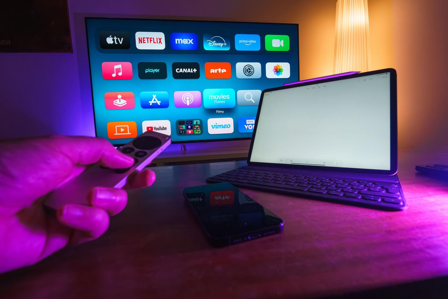 Configuración de entretenimiento en casa con servicios de streaming en un televisor y un smartphone, mostrando la experiencia multimedia.