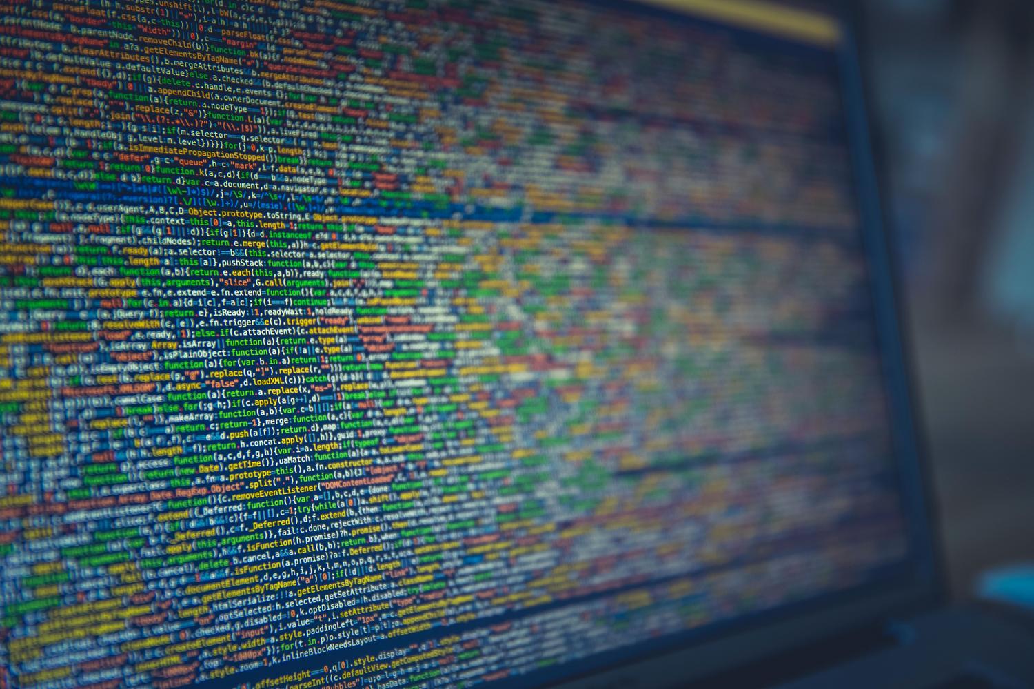 Líneas de código de programación en una pantalla con modo oscuro, representando la configuración de Docker Compose. Líneas de código de programación en una pantalla con modo oscuro, representando la configuración de Docker Compose.
