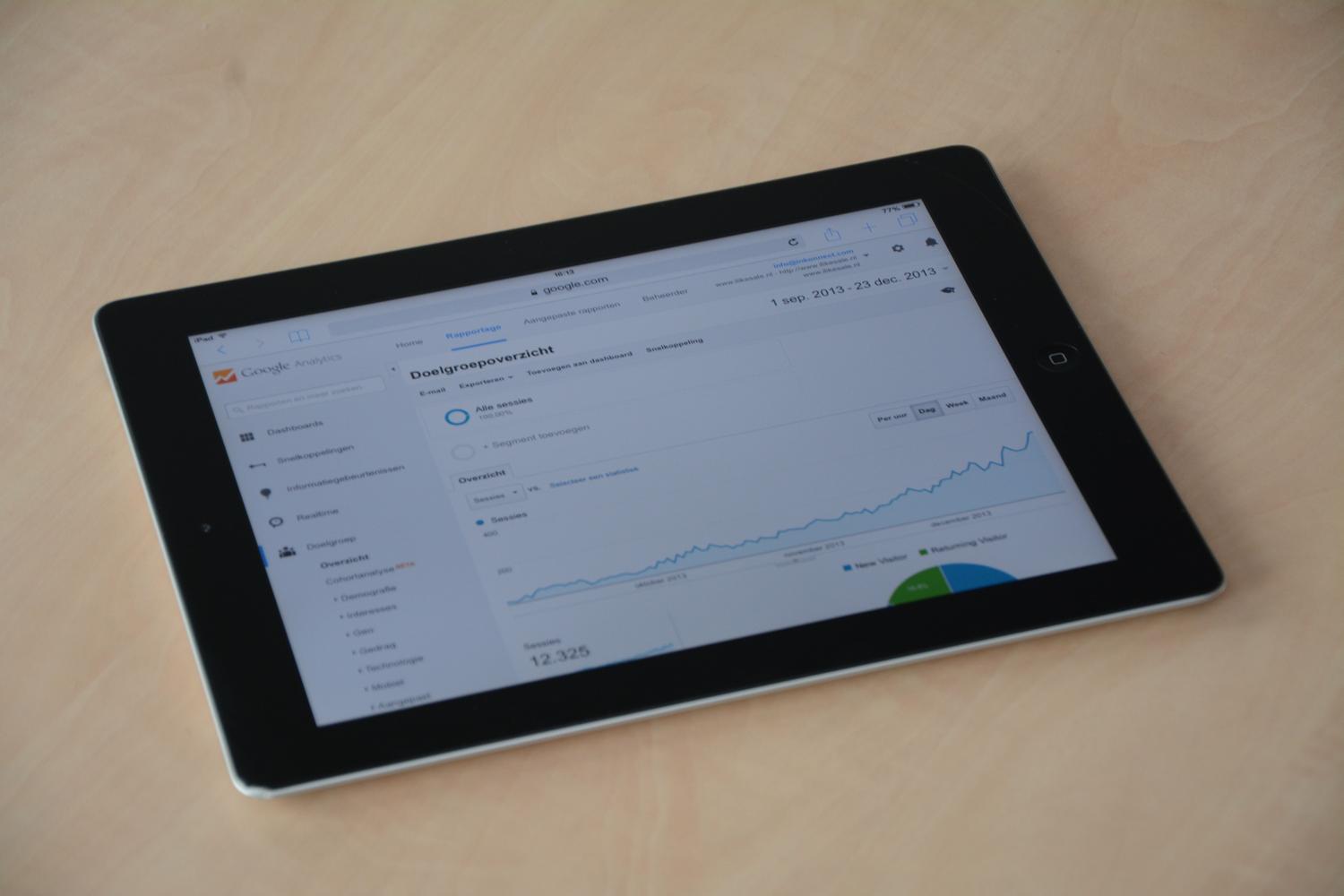 Tablet digital mostrando un panel de análisis de datos con gráficos y estadísticas de uso