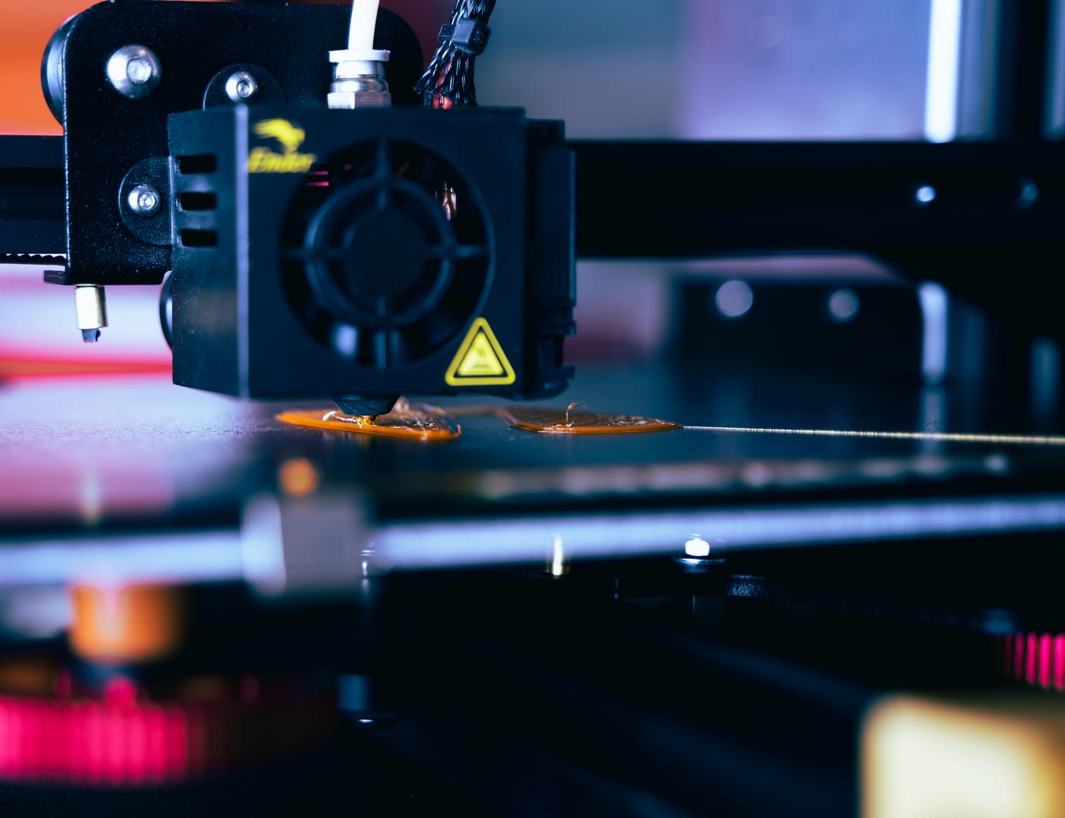 Detalle del cabezal de impresión de una impresora 3D, simbolizando el desgaste mecánico y el mantenimiento. Detalle del cabezal de impresión de una impresora 3D, simbolizando el desgaste mecánico y el mantenimiento.