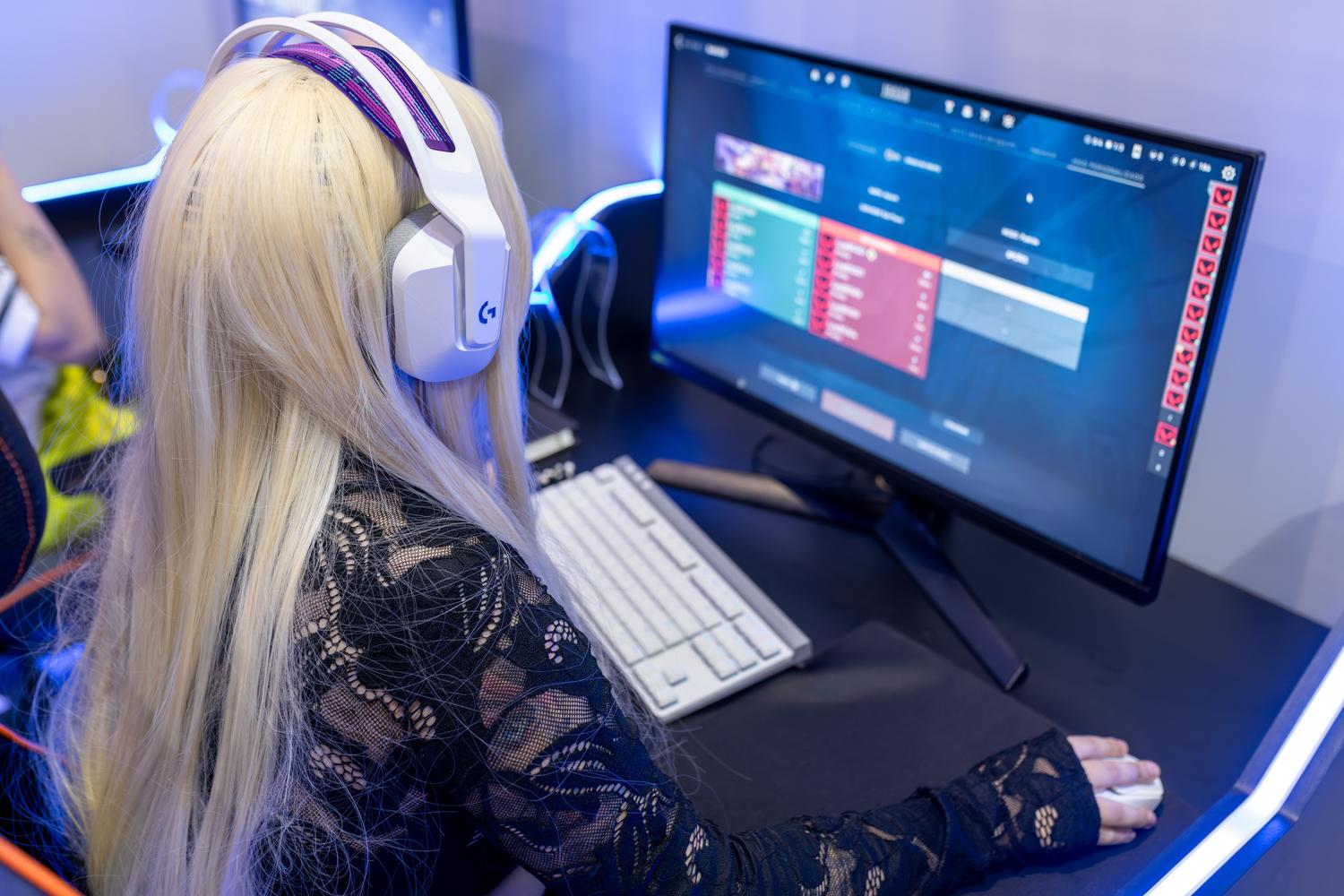 Persona jugant en un PC d'alta gamma, representant l'experiència final de jugar al servidor creat. Persona jugant en un PC d'alta gamma, representant l'experiència final de jugar al servidor creat.