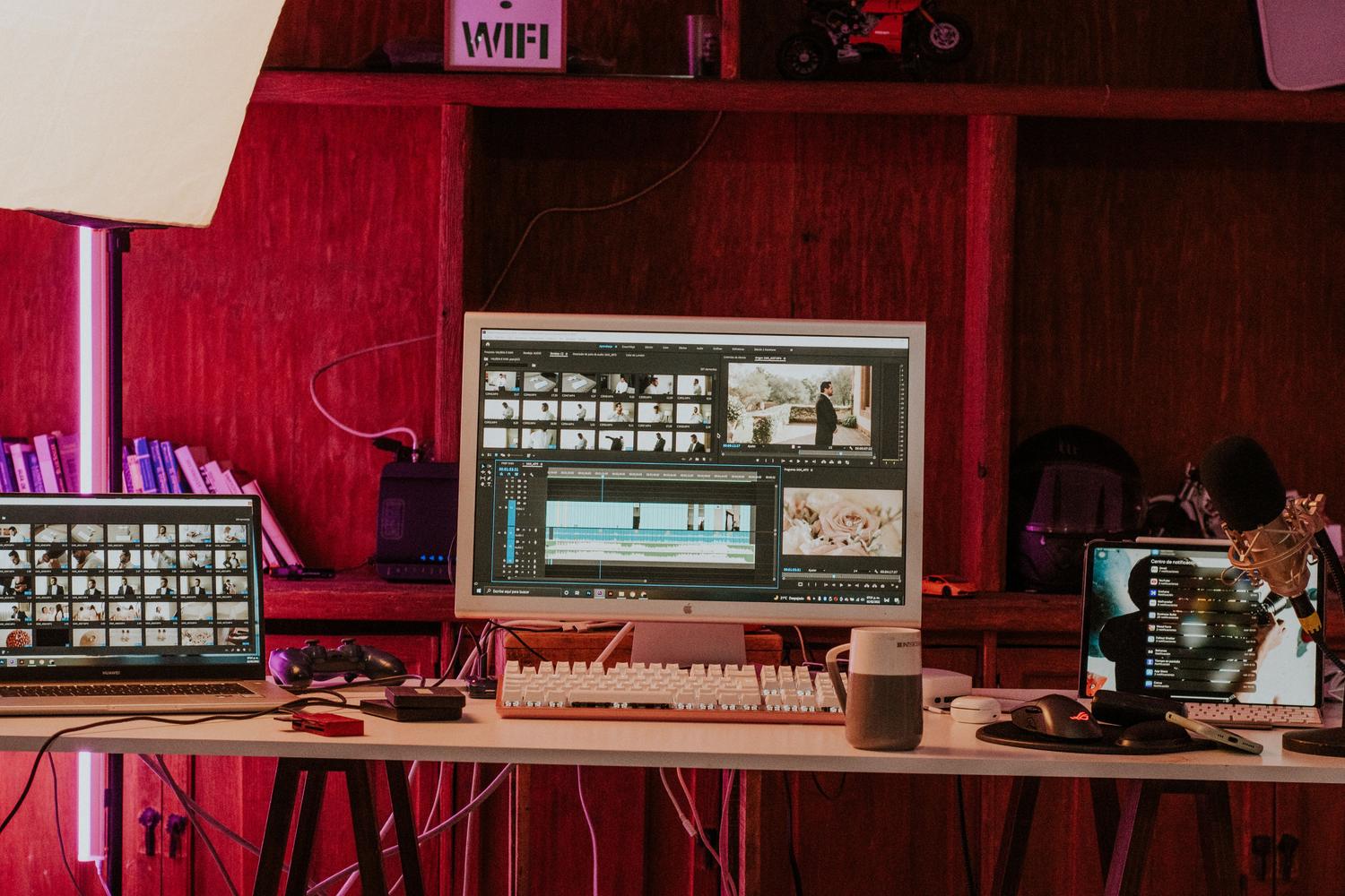 Estación de trabajo profesional para edición de vídeo con múltiples monitores