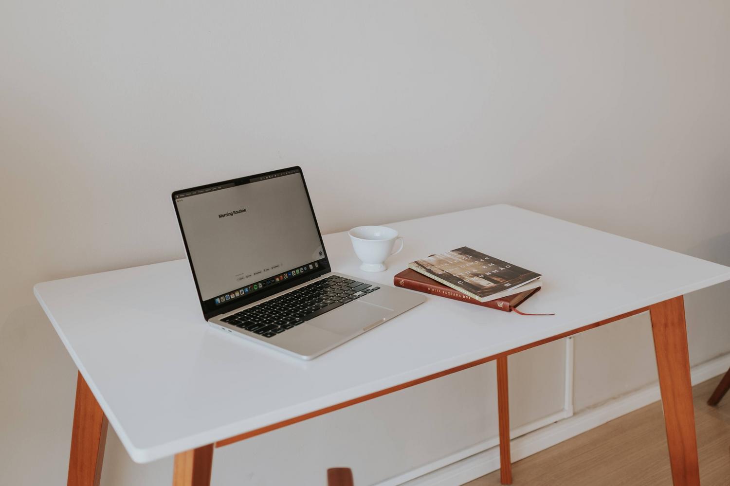 Espacio de trabajo minimalista con portátil, ideal para tareas de oficina y navegación web