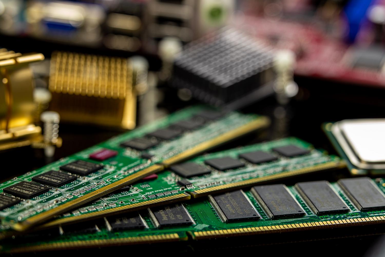 Vista detallada de módulos de memoria RAM instalados en una placa base de ordenador