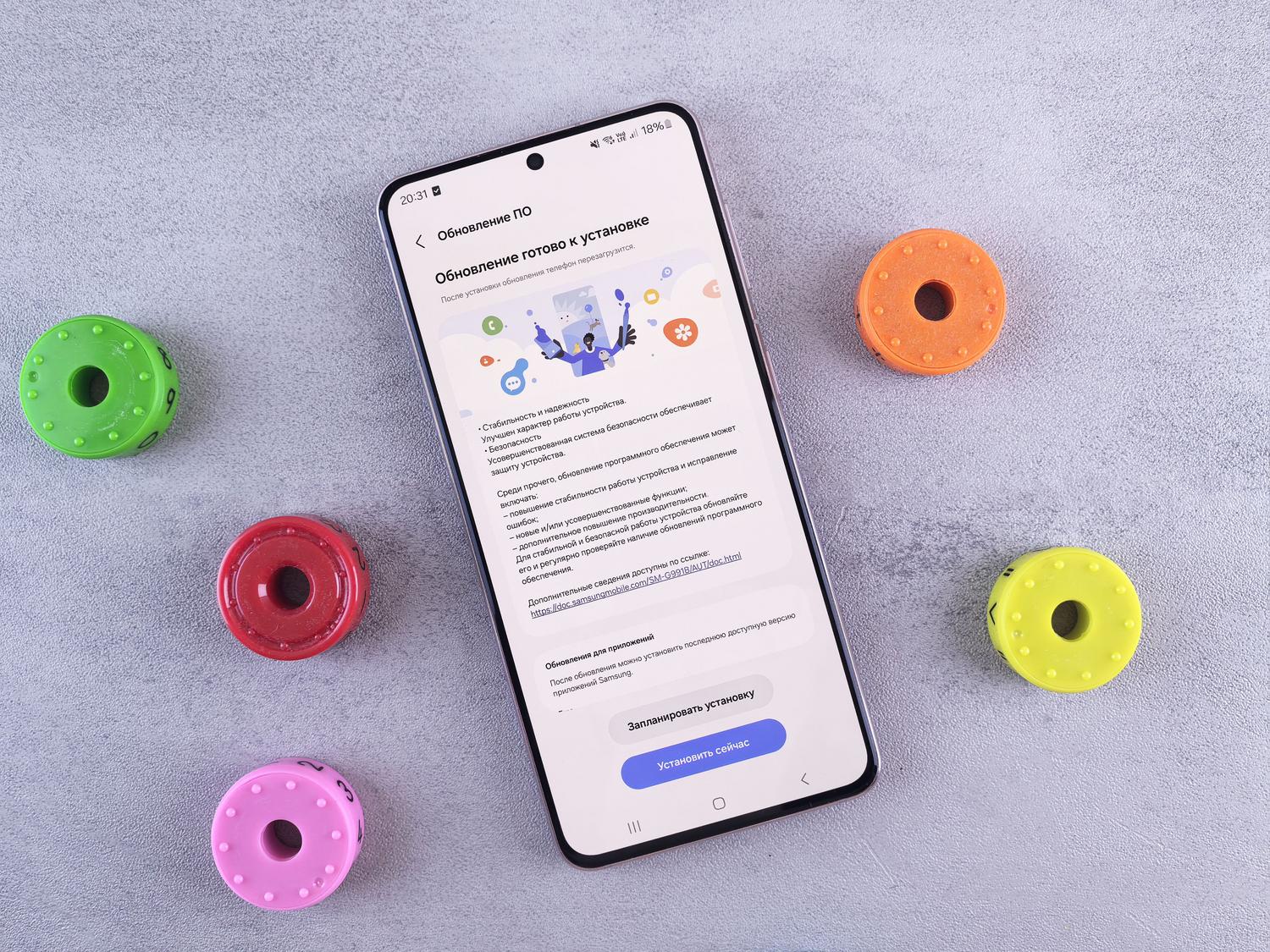 Notificación de actualización de software Vista cenital de un smartphone con una notificación de actualización de software rodeado de accesorios coloridos sobre un escritorio.