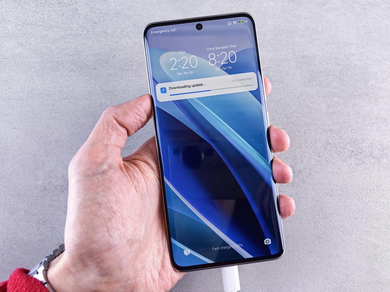 Primer plano de un smartphone con una notificación de descarga de actualización del sistema, simbolizando la seguridad y el mantenimiento.