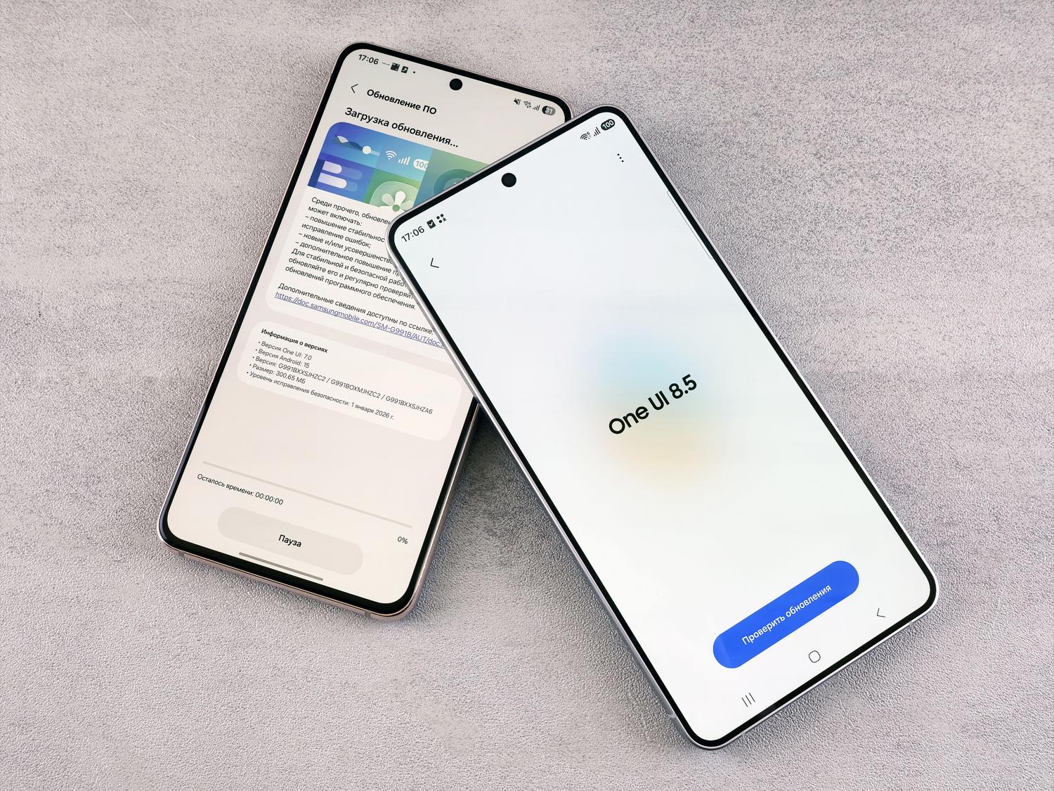 Actualización de software One UI Dos smartphones modernos muestran pantallas de actualización de software One UI, ilustrando la carrera de soporte entre fabricantes.