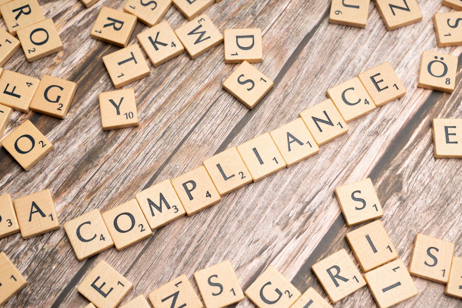Letras de madera formando la palabra 'Compliance', el objetivo principal de las soluciones RegTech. Letras de madera formando la palabra 'Compliance', el objetivo principal de las soluciones RegTech.