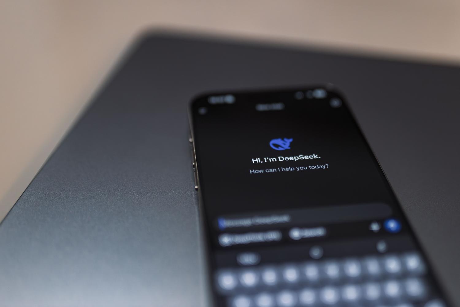 スマートフォンのクローズアップ画像。人工知能（AI）のチャットインターフェースが表示されており、AIが日常生活に統合されている様子を示している。