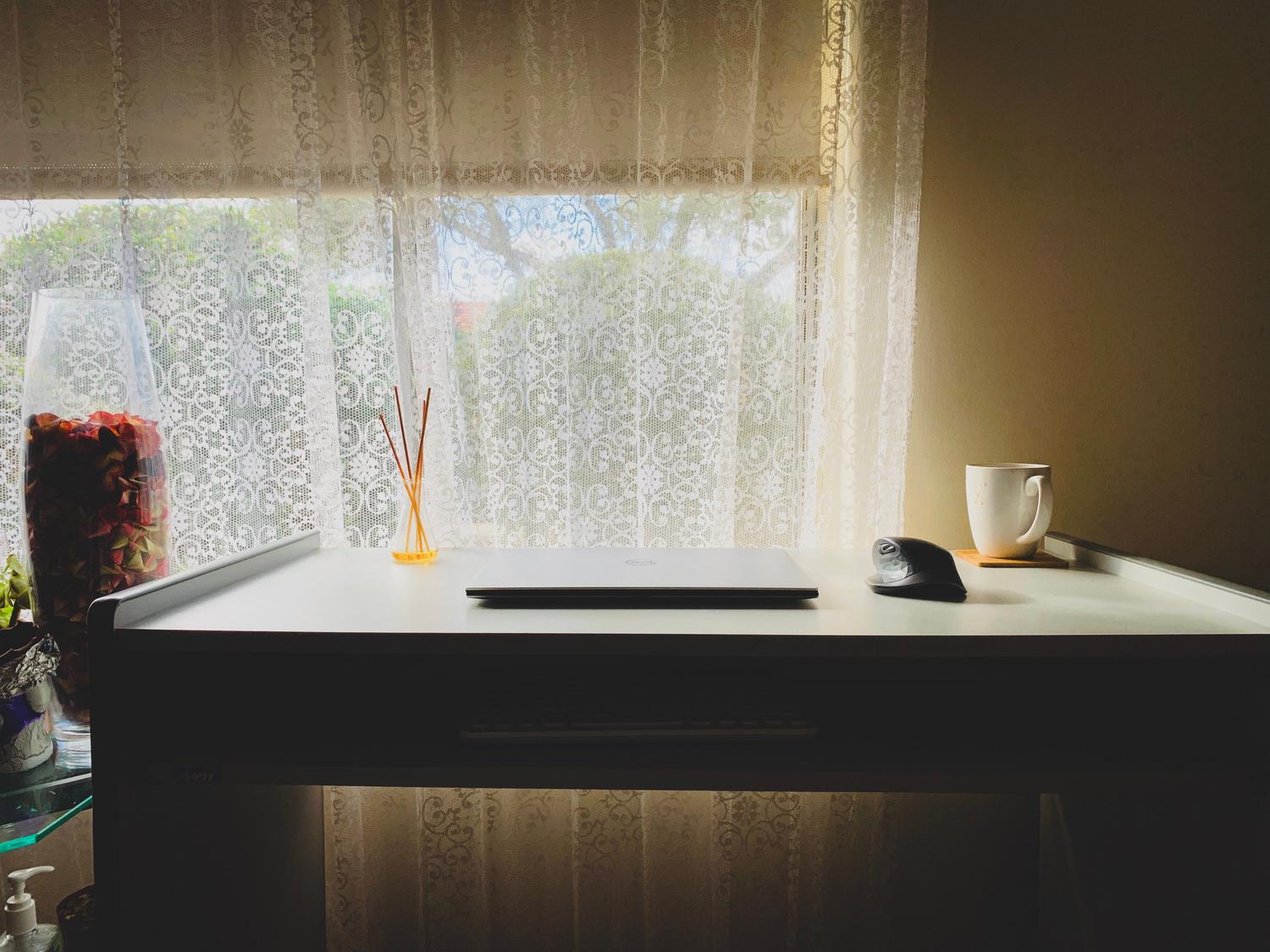 Espacio de trabajo limpio y luminoso representando la paz visual sin distracciones